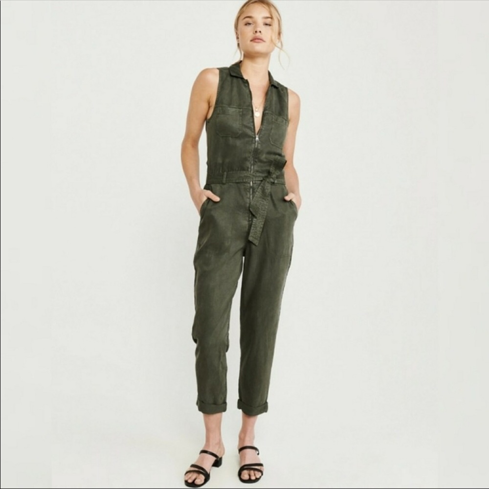 Abercrombie & Fitch Sleeveless Utility Jumpsuit SM